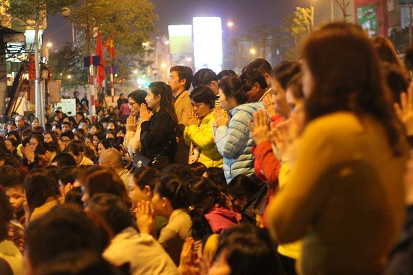 Kh&ocirc;ng v&agrave;o được b&ecirc;n trong, nhiều người phải l&agrave;m lễ ở ngo&agrave;i.