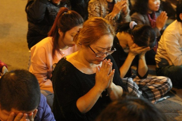 H&agrave; Nội: H&agrave;ng ngh&igrave;n người đổ về ch&ugrave;a Ph&uacute;c Kh&aacute;nh để l&agrave;m lễ d&acirc;ng sao giải hạn