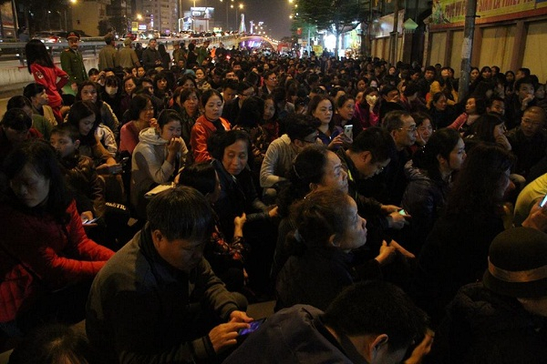 Phần lớn lượng người ngồi hết ở khu vực ngo&agrave;i đường để l&agrave;m lễ.