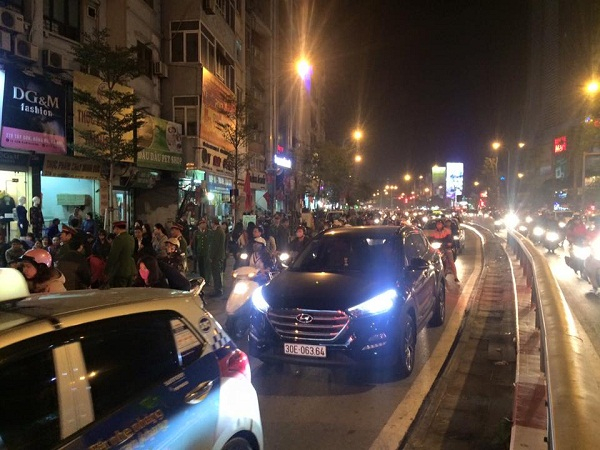 Lượng người đổ về qu&aacute; đ&ocirc;ng l&agrave;m c&aacute;c phương tiện tham gia giao th&ocirc;ng