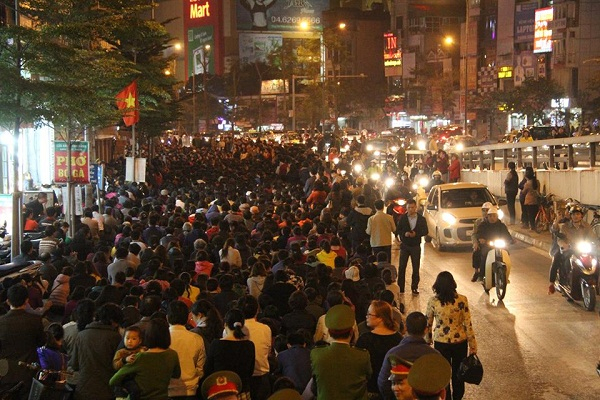 Đến 20h, d&ograve;ng người đi lễ đ&atilde; ngồi gần k&iacute;n l&ograve;ng đường phố T&acirc;y Sơn đoạn qua tổ đ&igrave;nh Ph&uacute;c Kh&aacute;nh.