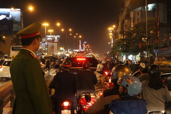 H&agrave; Nội: H&agrave;ng ngh&igrave;n người đổ về ch&ugrave;a Ph&uacute;c Kh&aacute;nh để l&agrave;m lễ d&acirc;ng sao giải hạn