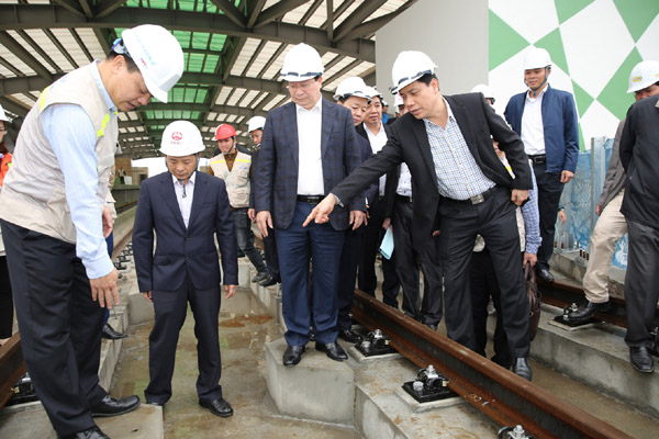 Ph&oacute; Thủ tướng Trịnh Đ&igrave;nh Dũng kiểm tra dự &aacute;n đường sắt C&aacute;t Linh - H&agrave; Đ&ocirc;ng. Ảnh: Vietnamnet.