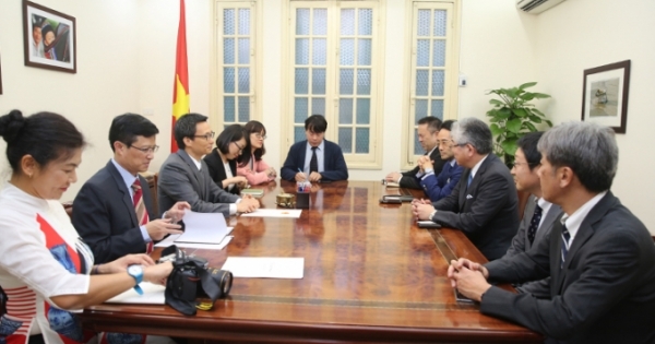 Phó Thủ tướng Vũ Đức Đam tiếp Chủ tịch Báo Asahi Shimbun