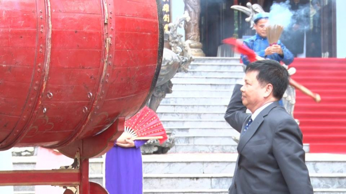&Ocirc;ng Nguyễn Dung - Ph&oacute; Chủ tịch UBND tỉnh Thừa Thi&ecirc;n - Huế đ&aacute;nh trống khai hội.