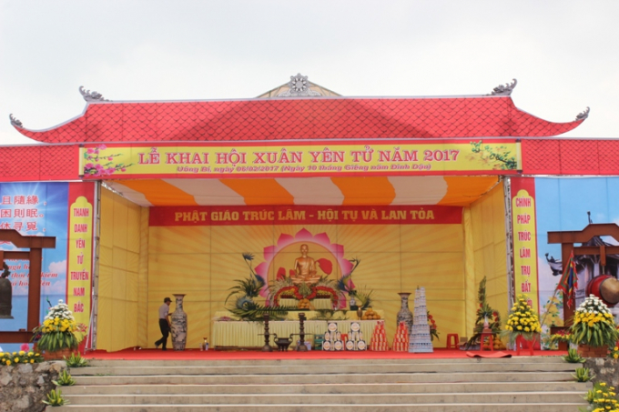 Y&ecirc;n Tử trước giờ khai hội: C&ocirc;ng trường ngổn ngang, d&ograve;ng người vẫn tấp nập