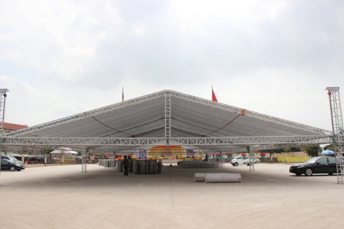 Y&ecirc;n Tử trước giờ khai hội: C&ocirc;ng trường ngổn ngang, d&ograve;ng người vẫn tấp nập