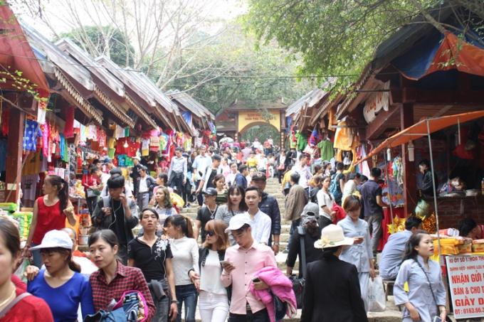 D&ograve;ng người tấp nập trước ng&agrave;y Khai lễ Hội xu&acirc;n Y&ecirc;n Tử 2017.
