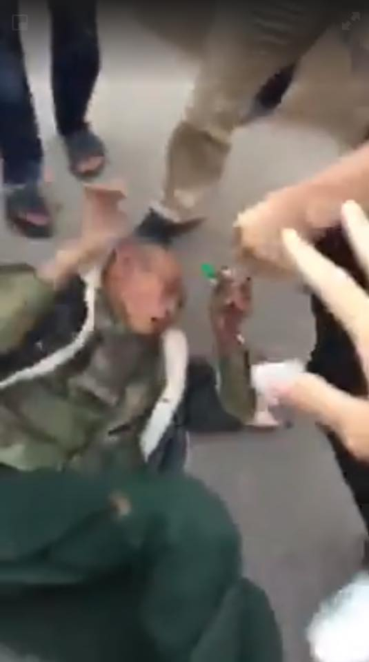 &Ocirc;ng Vin bị một nh&oacute;m người h&agrave;nh hung giữ phố (ảnh cắt từ clip).