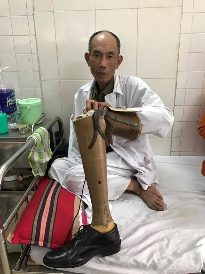 &Ocirc;ng Vin trước đ&oacute; được người nh&agrave; đưa đến bệnh viện 103 để kiểm tra thương t&iacute;ch.