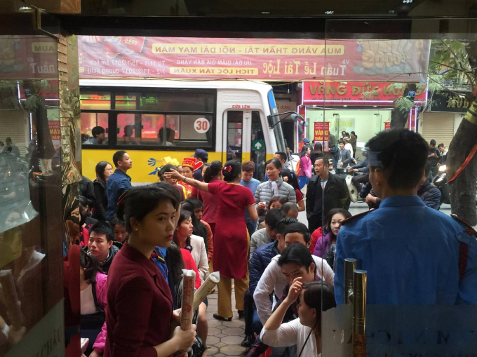 Mặc d&ugrave; thời điểm s&aacute;ng sớm nhưng số người tới mua v&agrave;ng cầu may đ&atilde; rất đ&ocirc;ng.