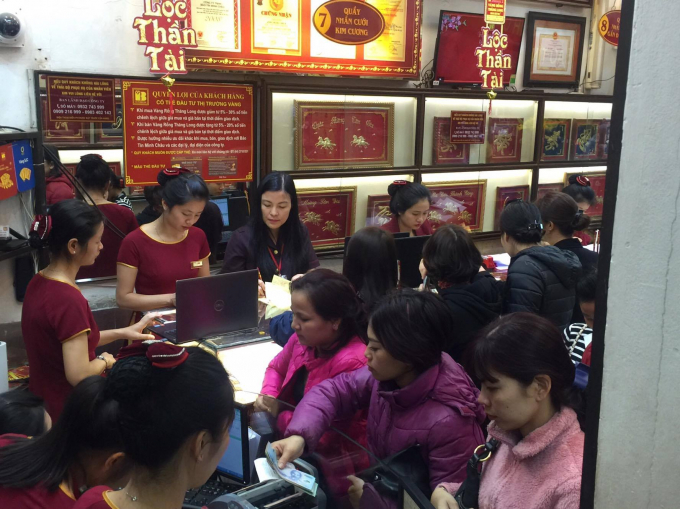 Cảnh tượng người mua v&agrave;ng chật k&iacute;n diện t&iacute;ch b&ecirc;n trong cửa h&agrave;ng.