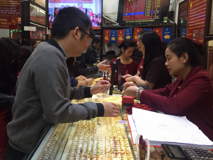 Nhiều người đến sớm chọn mua v&agrave;ng cầu may v&igrave; sợ t&igrave;nh trạng xếp h&agrave;ng hay ch&aacute;y h&agrave;ng kh&ocirc;ng c&oacute; v&agrave;ng để mua.