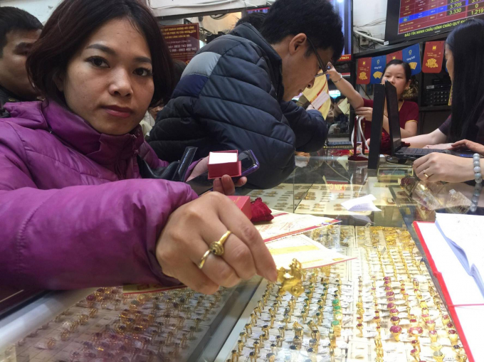 Một kh&aacute;ch h&agrave;ng vừa chọn mua được sản phẩn v&agrave;ng h&igrave;nh con g&agrave; dể cầu may mắn tiền t&agrave;i trong năm Đinh Dậu.