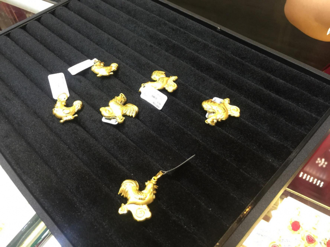Mỗi con g&agrave; v&agrave;ng c&oacute; gi&aacute; trị từ khoảng 3,9 đến 4,7 triệu đồng.