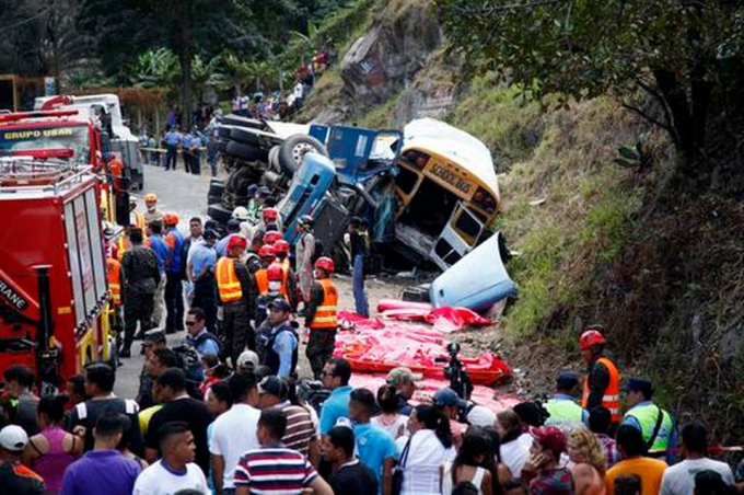 V&agrave;o thời điểm xảy ra vụ tai nạn, tr&ecirc;n chiếc xe bus c&oacute; 60 h&agrave;nh kh&aacute;ch. (Ảnh: AP)