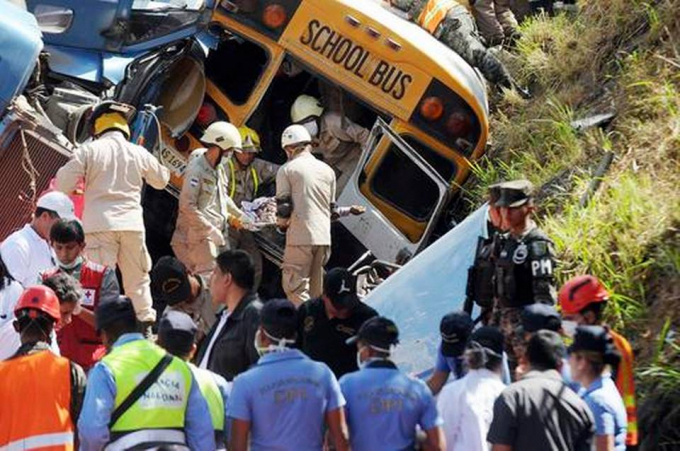 Hiện trường vụ tai nạn giao th&ocirc;ng kinh ho&agrave;ng ở Honduras. (Ảnh: AP)