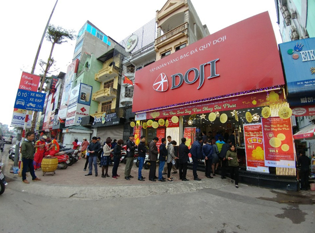 Tại Trung t&acirc;m VBĐQ Đống Đa, 209 X&atilde; Đ&agrave;nchứng kiến cảnh xếp h&agrave;ng nhộn nhịp v&agrave; n&aacute;o nức nhưng kh&ocirc;ng c&oacute; bất cứ t&igrave;nh trạng chen lấn n&agrave;o. Tất cả c&aacute;c khu thanh to&aacute;n, nhận sản phẩm đều được sắp xếp li&ecirc;n ho&agrave;n, khoa học để phục vụ tốt nhất cho người d&acirc;n.