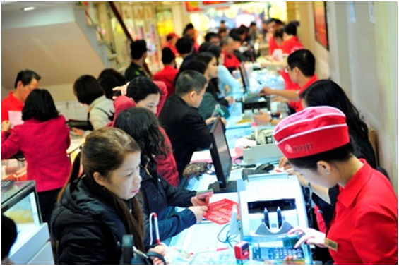 Cảnh nhộn nhịp mua v&agrave;ng ng&agrave;y v&iacute;a Thần T&agrave;i cũng được ghi nhận tại Trụ sở của DOJI- T&ograve;a nh&agrave; Ruby Plaza, số 44 L&ecirc; Ngọc H&acirc;n, H&agrave; Nội.