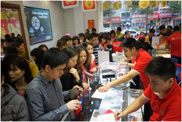 Khối lượng giao dịch tăng gấp 20 lầnso với ng&agrave;y thường tại Trung t&acirc;mH&agrave; Đ&ocirc;ng, 10A Quang Trung, Q.H&agrave; Đ&ocirc;ng, HN. Tuy nhi&ecirc;n, c&ocirc;ng t&aacute;c chuẩn bị kỹ lưỡng c&ugrave;ng đội ngũ b&aacute;n h&agrave;ng chuy&ecirc;n nghiệp, được tăng cường gi&uacute;p người d&acirc;n kh&ocirc;ng phải chờ đợi qu&aacute; l&acirc;u.