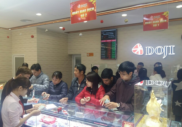 Kh&aacute;ch h&agrave;ngxếp h&agrave;ng chờ thanh to&aacute;n tại Số 75 phố Cầu Đất, Q. Ng&ocirc; Quyền, TP.Hải Ph&ograve;ng.Nhiều kh&aacute;ch h&agrave;ngchọn mua đồng v&agrave;ng Kim Dậu v&igrave; c&oacute; thiết kế đẹp mắt với h&igrave;nh linh vật g&agrave; trống- tượng trưng cho may mắn, thịnh vượng, chất lượng v&agrave;ng đạt chuẩn v&agrave; c&oacute; khả năng t&iacute;ch trữ cao.