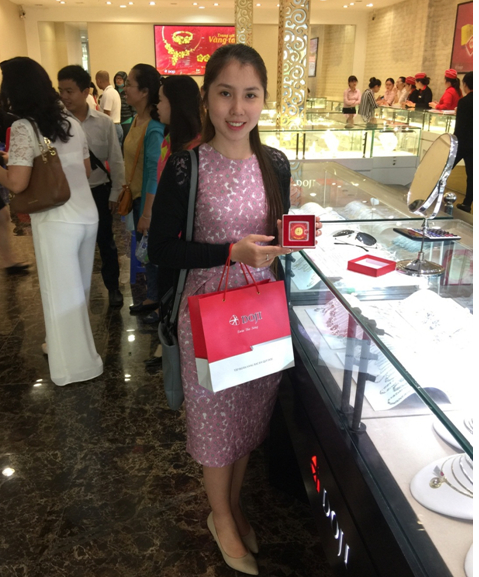 Hội sở ph&iacute;a Nam của Tập đo&agrave;n DOJI &ndash; Trung t&acirc;m 214 Phan Đăng Lưu P.3 , Q.Ph&uacute; Nhuận vừa đi v&agrave;o hoạt động cũng được lựa chọn l&agrave; điểm mua sắm an to&agrave;n, tiện lợi của người d&acirc;n trong ng&agrave;y Thần T&agrave;i.