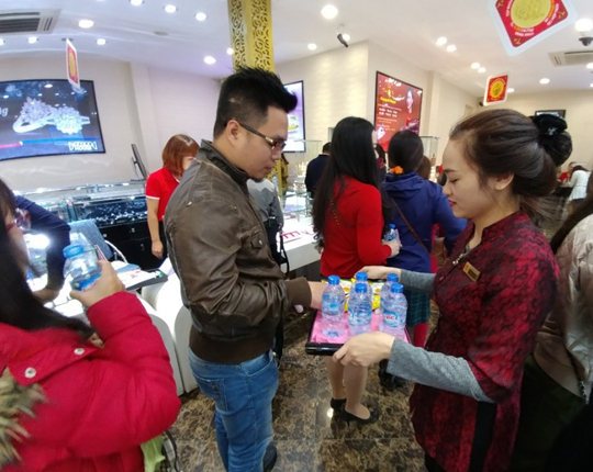 B&ecirc;n cạnh ch&uacute; trọng v&agrave;o chất lượng, mẫu m&atilde; sản phẩm, DOJI c&ograve;n đặc biệt quan t&acirc;m tới dịch vụ chăm s&oacute;c kh&aacute;ch h&agrave;ng nhằm tạo điều kiện tốt nhất cho kh&aacute;ch h&agrave;ng mua v&agrave;ng trong ng&agrave;y Thần T&agrave;i. Đội ngũ hỗ trợ như bảo vệ, an ninh, ph&acirc;n l&agrave;n đường&hellip;được tăng cường tối đa, nh&acirc;n vi&ecirc;n &ldquo;tiếp sức&rdquo; cho kh&aacute;ch h&agrave;ng bằng việc tặng nước v&agrave; b&aacute;nh.