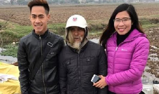 Chị Trang (b&ecirc;n phải) trong một chuyến từ thiện.