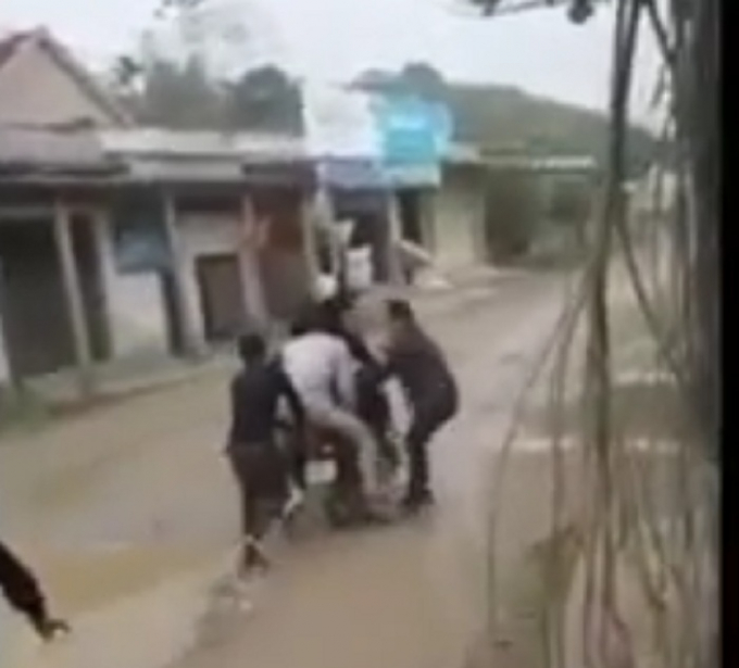 H&igrave;nh ảnh c&ocirc; g&aacute;i bị nh&oacute;m thanh ni&ecirc;n