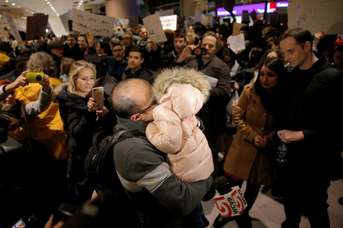 Chia sẻ tr&ecirc;n Twitter c&aacute; nh&acirc;n,&nbsp;Tổng thống Trump cho biết, người Mỹ n&ecirc;n đổ lỗi cho thẩm ph&aacute;n Robart v&agrave; hệ thống t&ograve;a &aacute;n nếu c&oacute; chuyện xảy ra.&nbsp;&ldquo;Kh&ocirc;ng thể tin được rằng một thẩm ph&aacute;n đ&atilde; đặt đất nước ch&uacute;ng ta v&agrave;o t&igrave;nh cảnh nguy hiểm như thế n&agrave;y. Nếu c&oacute; chuyện xảy ra, đ&oacute; l&agrave; lỗi của &ocirc;ng ta v&agrave; hệ thống t&ograve;a &aacute;n. Mọi người đang đổ về. Tệ qu&aacute;&rdquo;.