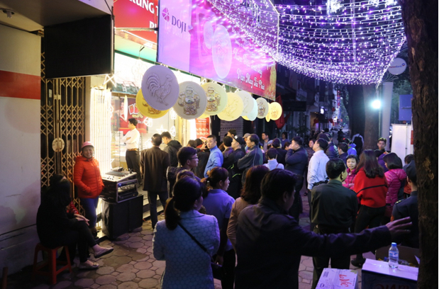 D&ograve;ng người xếp h&agrave;ng nhộn nhịp ngay sau khi Trung t&acirc;m 27B Phan Đ&igrave;nh Ph&ugrave;ng, Q. Ba Đ&igrave;nh, H&agrave; Nội&nbsp; vừa mở cửa l&uacute;c 6h s&aacute;ng.