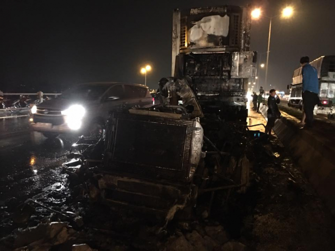 Phần đầu xe bị biến dạng ho&agrave;n to&agrave;n.