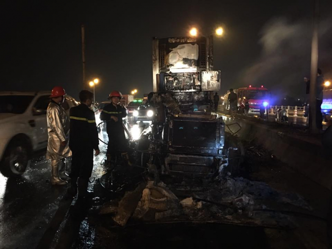 H&agrave; Nội: Xe container bốc ch&aacute;y dữ dội tr&ecirc;n cầu Thanh Tr&igrave;