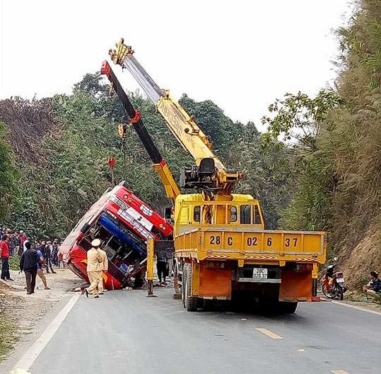 Lực lượng CSGT, lực lượng cứu hộ đưa chiếc xe ra khỏi hiện trường đảm giao th&ocirc;ng cho QL6 lưu th&ocirc;ng b&igrave;nh thường.