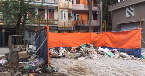 Núi rác bao trùm khu chung cư gây bức xúc