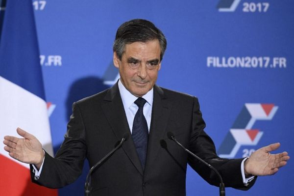 Cựu Thủ tướng Fran&ccedil;ois Fillon mới đ&acirc;y cũng d&iacute;nh v&agrave;o b&ecirc; bối tạo việc l&agrave;m giả cho vợ. (Nguồn: AFP)
