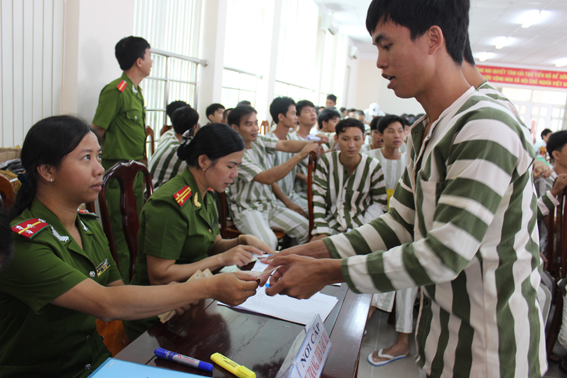 Ảnh minh họa (Trao Quỹ doanh nh&acirc;n với an ninh trật tự cho một số người sau khi nhận quyết định đặc x&aacute; - B&aacute;o Đồng Nai).