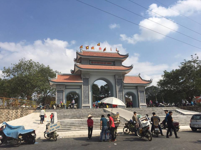 Nhiều dịch vụ đ&atilde; mọc l&ecirc;n tại cổng hội Lim.