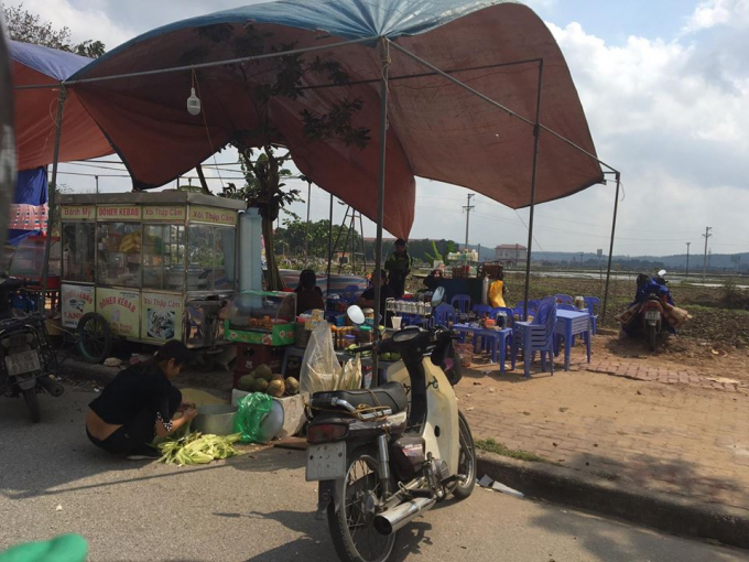 Lều l&aacute;n tạm ăn nhanh mọc tua tủa.