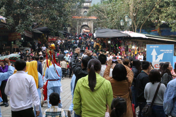 Hằng năm, lễ hội ch&ugrave;a Hương thu h&uacute;t h&agrave;ng ngh&igrave; du kh&aacute;ch h&agrave;nh hương về tham dự. Ảnh Nguyễn Hồng.