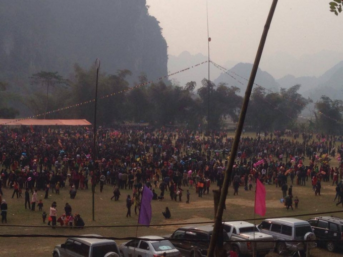 Lễ hội Lồng T&ocirc;ng hay c&ograve;n gọi l&agrave; lễ hội xuống đồng của b&agrave; con T&acirc;y Bắc. Ảnh Qu&aacute;ch H&agrave; Đương.