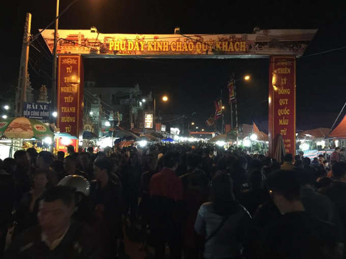 D&ograve;ng người như n&ecirc;m, chật cứng c&aacute;c ngả đường l&uacute;c đ&ecirc;m về tại chợ Viềng, Nam Định. Ảnh Văn Đại.