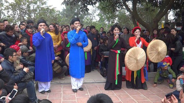 Hội Lim với hoạt động nổi bật l&agrave; c&aacute;c m&agrave;n h&aacute;t quan họ giao duy&ecirc;n tr&ecirc;n bến, dưới thuyền. Ảnh: T&ugrave;ng Long.