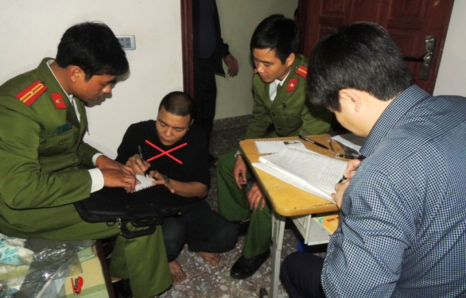 Đối tượng Lĩnh (dấu X) k&yacute; nhận v&agrave;o vật chứng của vụ &aacute;n.