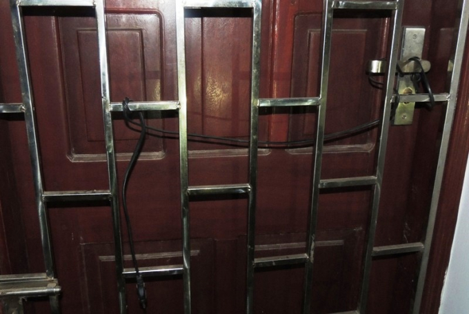 Hệ thống bẫy điện vợ chồng Lĩnh, Oanh thiết kế ở cửa ph&ograve;ng đ&aacute;nh bạc&nbsp;để đối ph&oacute; với lực lượng chức năng. (Ảnh: C&ocirc;ng an H&agrave; Nam).