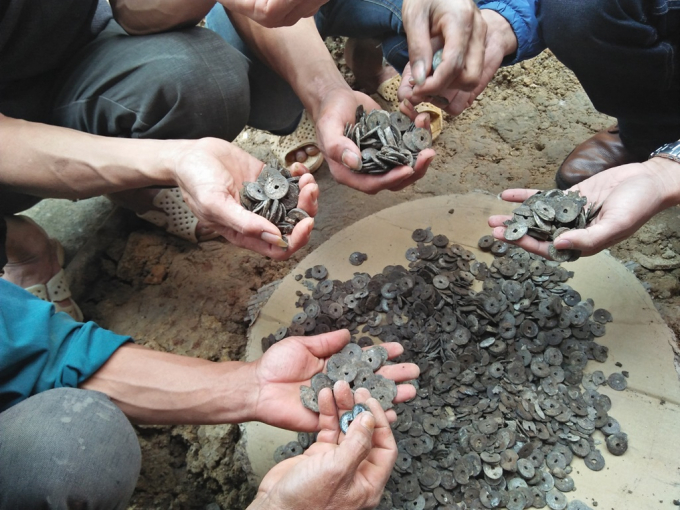 Khi gom nhặt số tiền xu ước chừng c&oacute; tổng trọng lượng khoảng 10kg.