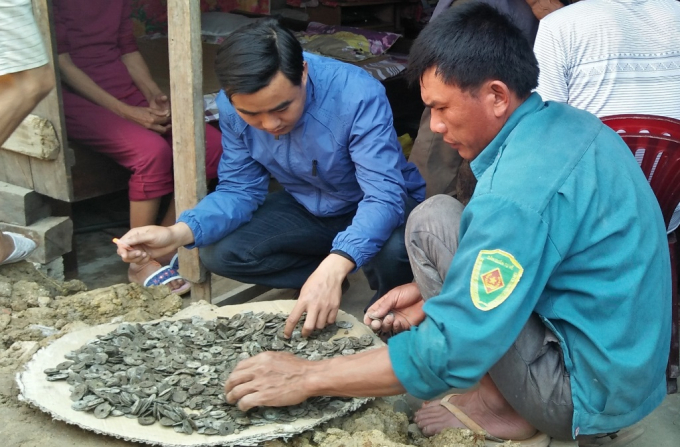 Sau khi nghe tin nhiều người d&acirc;n đ&atilde; t&igrave;m đến để tận mắt được xem số tiền xu lớn m&agrave; gia đ&igrave;nh &ocirc;ng Điền đ&atilde; ph&aacute;t hiện được.