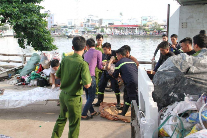 Tới hơn 16h chiều thi thể nạn nh&acirc;n mới được t&igrave;m thấy.