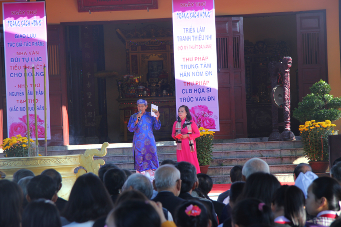 Đ&agrave; Nẵng: Tưng bừng khai hội thơ Nguy&ecirc;n ti&ecirc;u Trang s&aacute;ch hồng