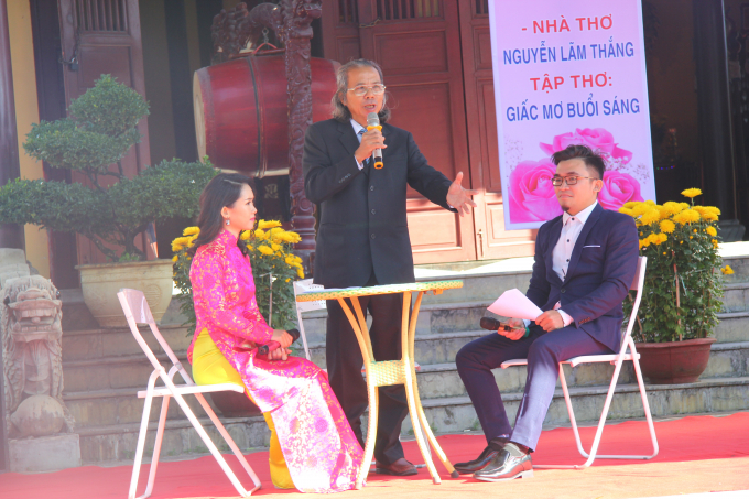 Nh&agrave; văn B&ugrave;i Tự Lực đứng ở giữa&nbsp;              Nh&agrave; thơ Nguyễn L&atilde;m Thắng ngồi ở &nbsp;giữa.